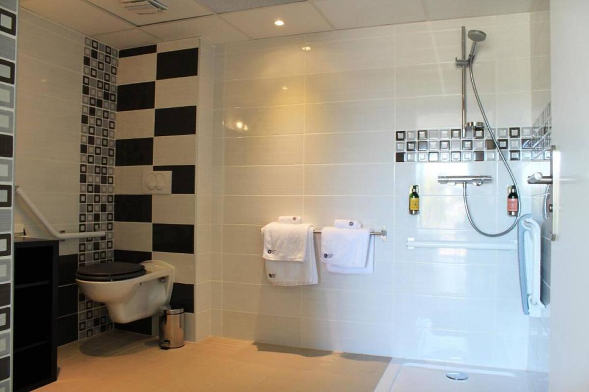 double room, accessible, ground floor | bathroom | free toiletries, hair dryer, towels