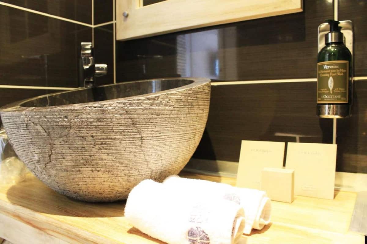 double room, ground floor | bathroom | free toiletries, hair dryer, towels