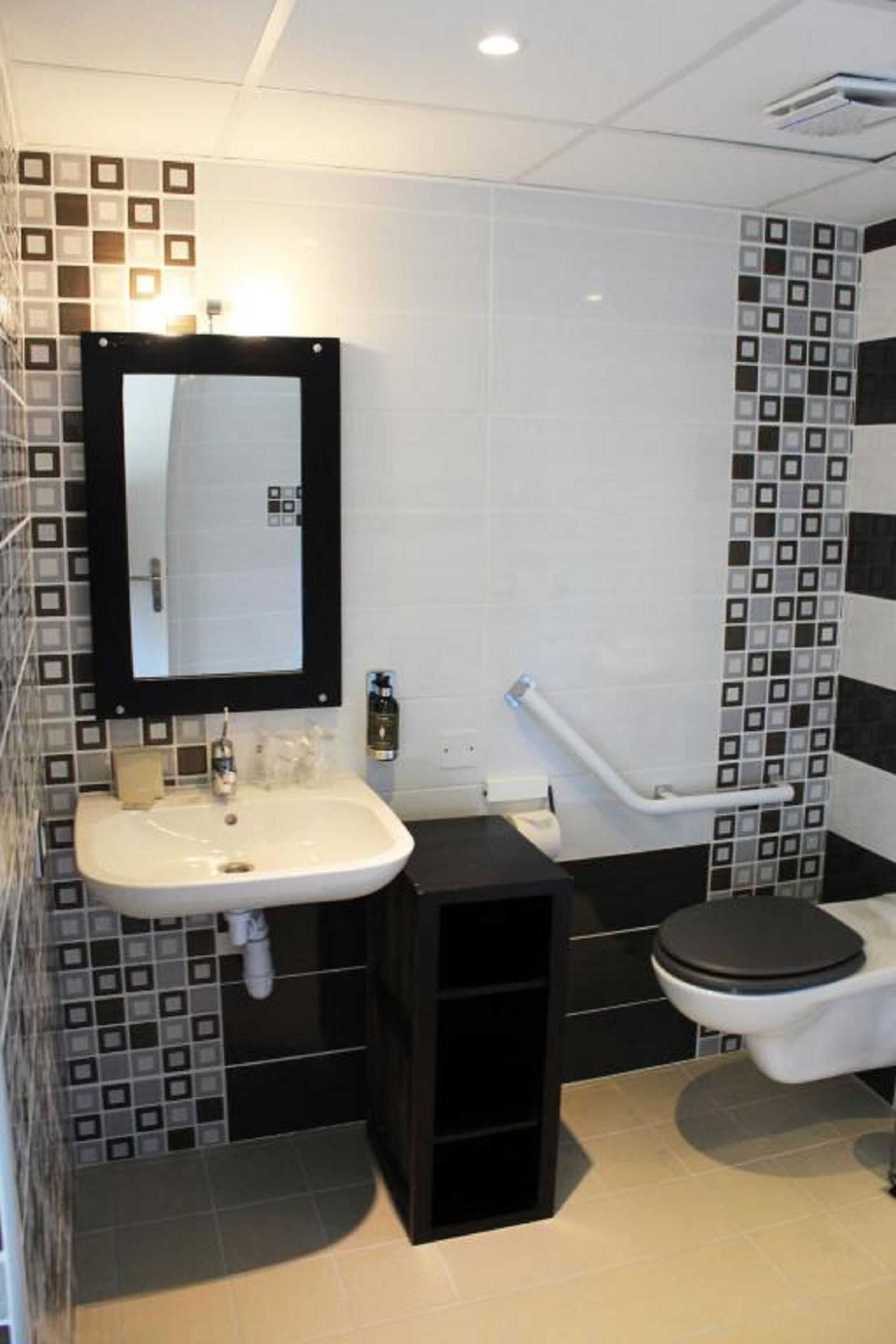 double room, accessible, ground floor | bathroom | free toiletries, hair dryer, towels