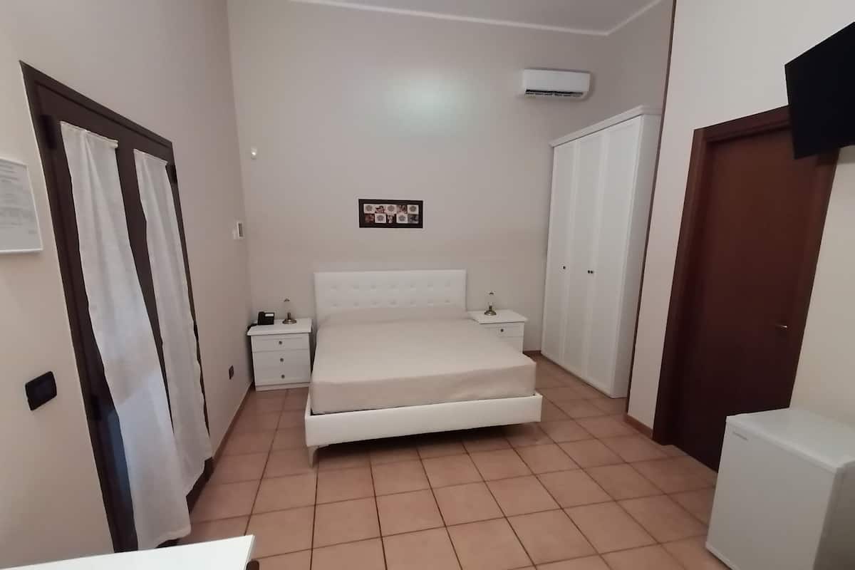 Driepersoonskamer | 1 slaapkamer, pillowtop-bedden, een bureau, een strijkplank/strijkijzer