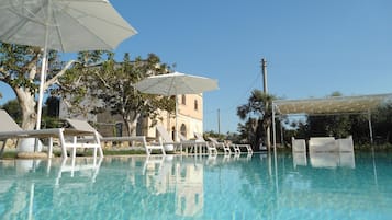 Außenpool (je nach Saison geöffnet), Infinity-Pool, Liegestühle