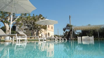 Piscina stagionale all'aperto, una piscina a sfioro, lettini