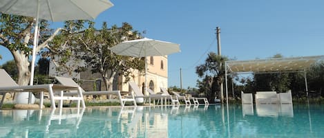 Piscina stagionale all'aperto, una piscina a sfioro, lettini