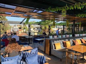 منطقة تناول الطعام للأزواج