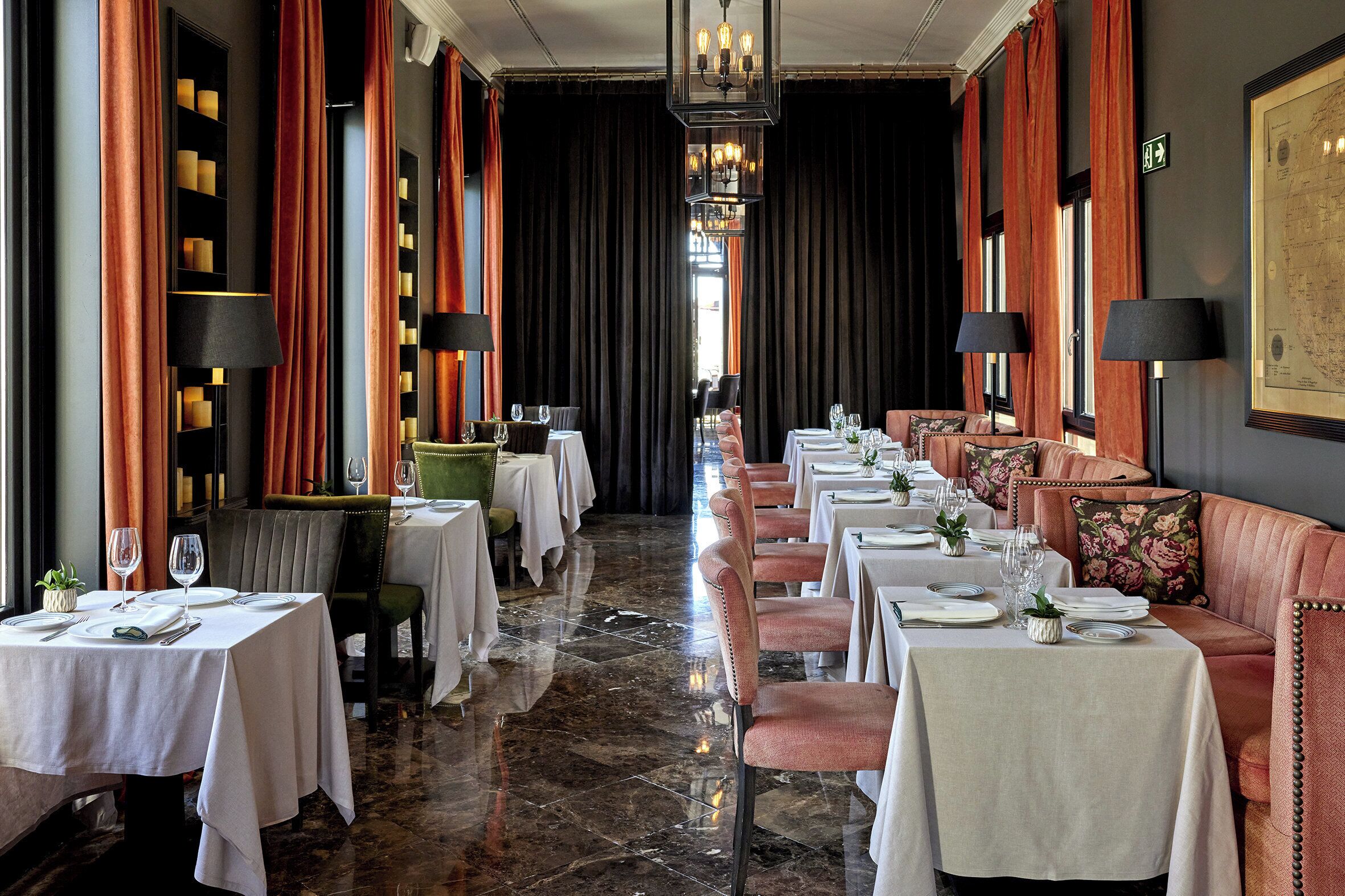 供应早餐、午餐和晚餐，地方菜