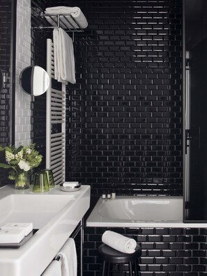 Suite | Baño | Regadera tipo lluvia, amenidades de baño gratuitas, secadora de cabello