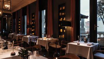 Petit déjeuner et déjeuner servis sur place, spécialités Cuisine locale