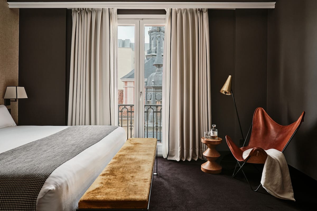 Egyptian cotton sheets, premium bedding, minibar, in-room safe