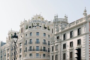 Ein historisches Gebäude mit aufwendiger Architektur, inklusive eines gut sichtbaren Schildes mit der Aufschrift "THE PRINCIPAL".