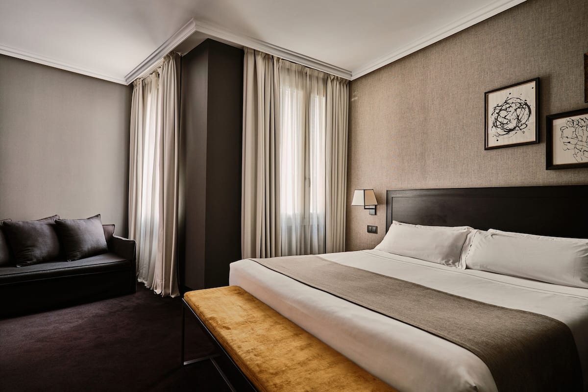 Egyptian cotton sheets, premium bedding, minibar, in-room safe