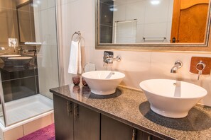 Luxury Room | Bathroom sink