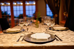 Serveert ontbijt, lunch, diner, uitzicht op het zwembad 