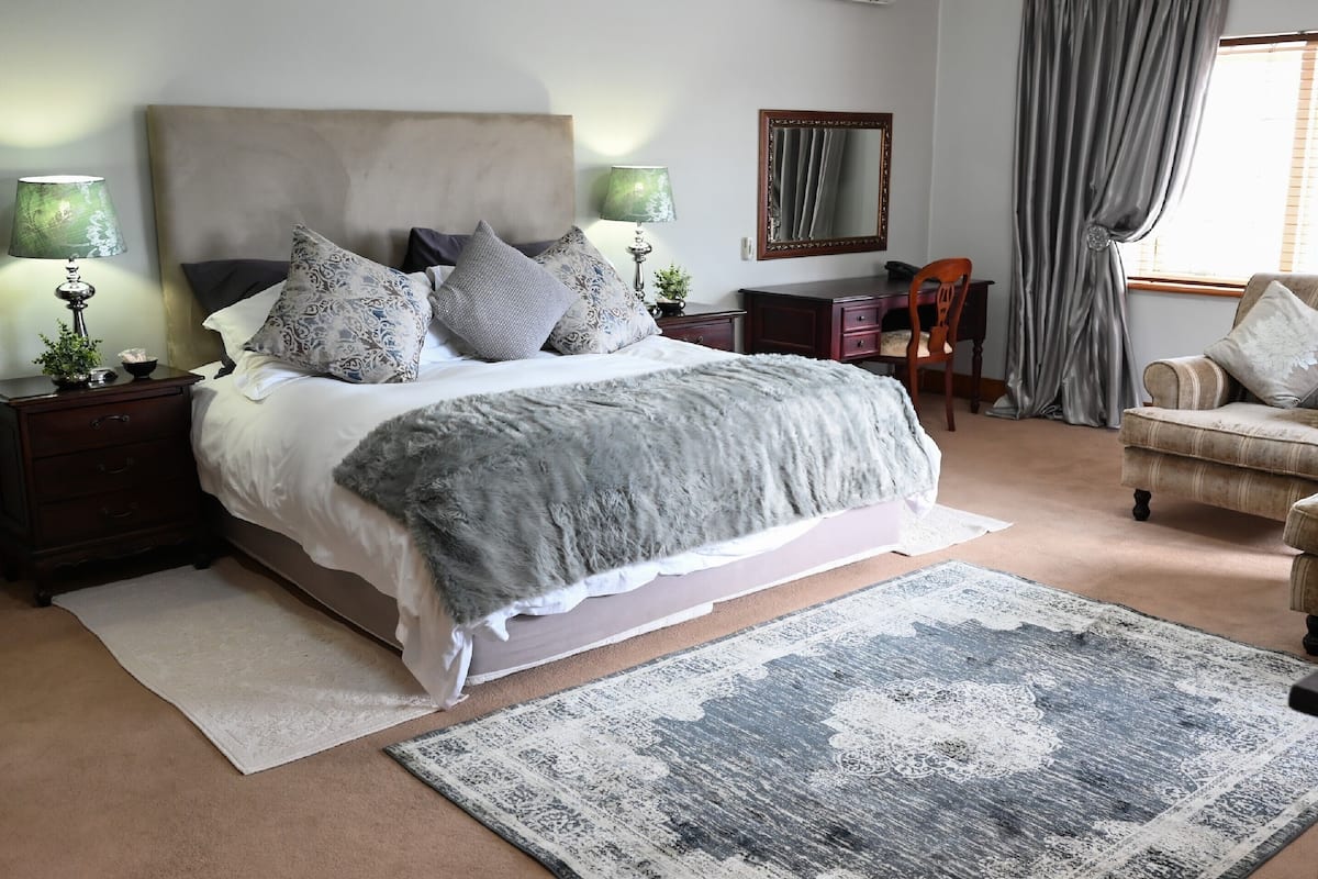 Superior kamer | 1 slaapkamer, luxe beddengoed, een minibar, een kluis op de kamer