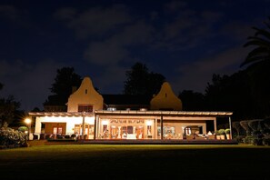 Fachada de la propiedad por la tarde o noche