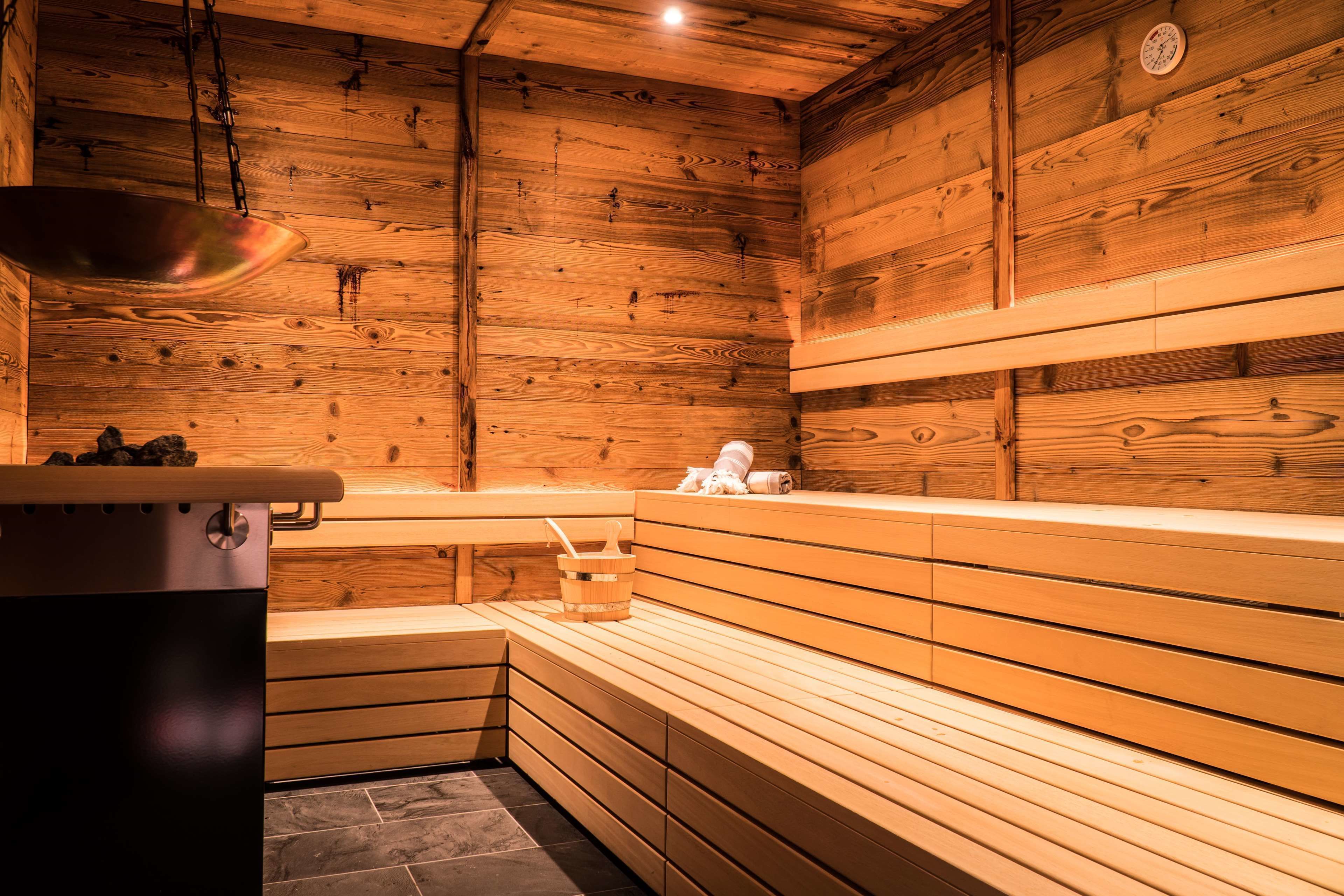 Couples treatment rooms, sauna, hot tub, steam room, body treatments