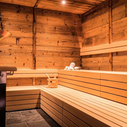 Couples treatment rooms, sauna, hot tub, steam room, body treatments