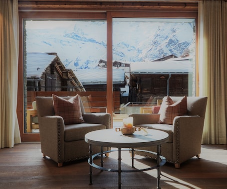 Sala de estar en el lobby. The Capra Saas-Fee