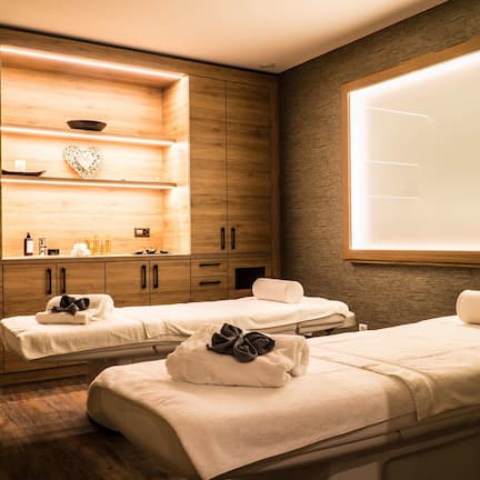 Couples treatment rooms, sauna, hot tub, steam room, body treatments