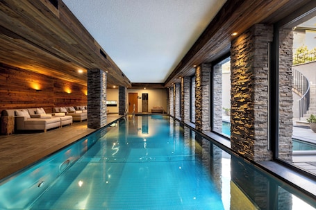 Una piscina techada, una piscina al aire libre. The Capra Saas-Fee