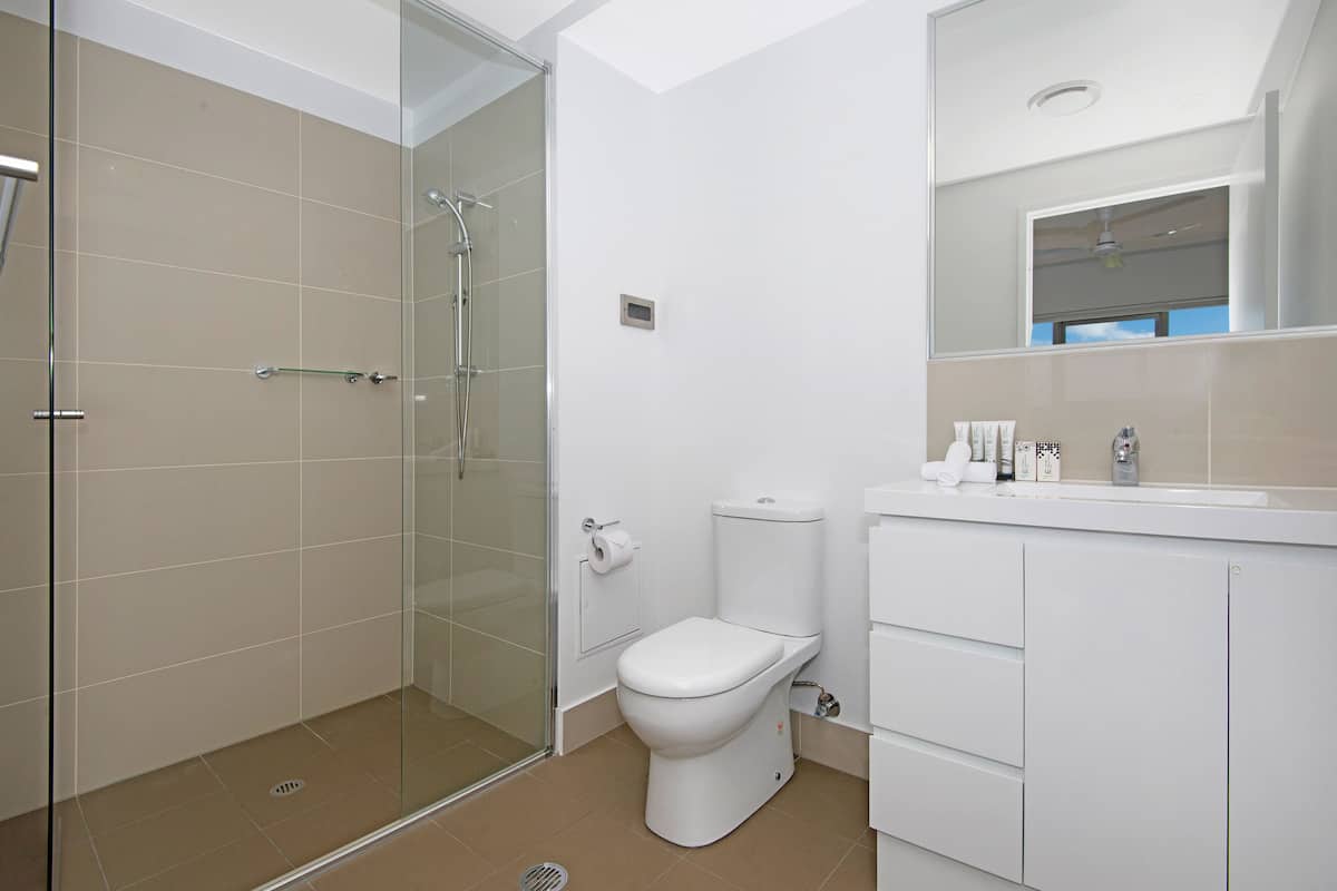 combined shower/bathtub, free toiletries, towels