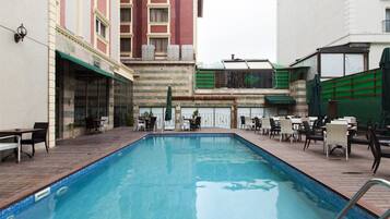 Piscine couverte, piscine extérieure (ouverte en saison)