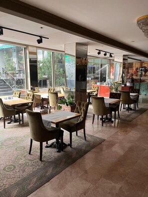 供应早餐、午餐和晚餐，本地与国际菜，泳池景观