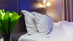Quarto casal superior | Frigobar, cofres nos quartos, escrivaninha, quartos à prova de som