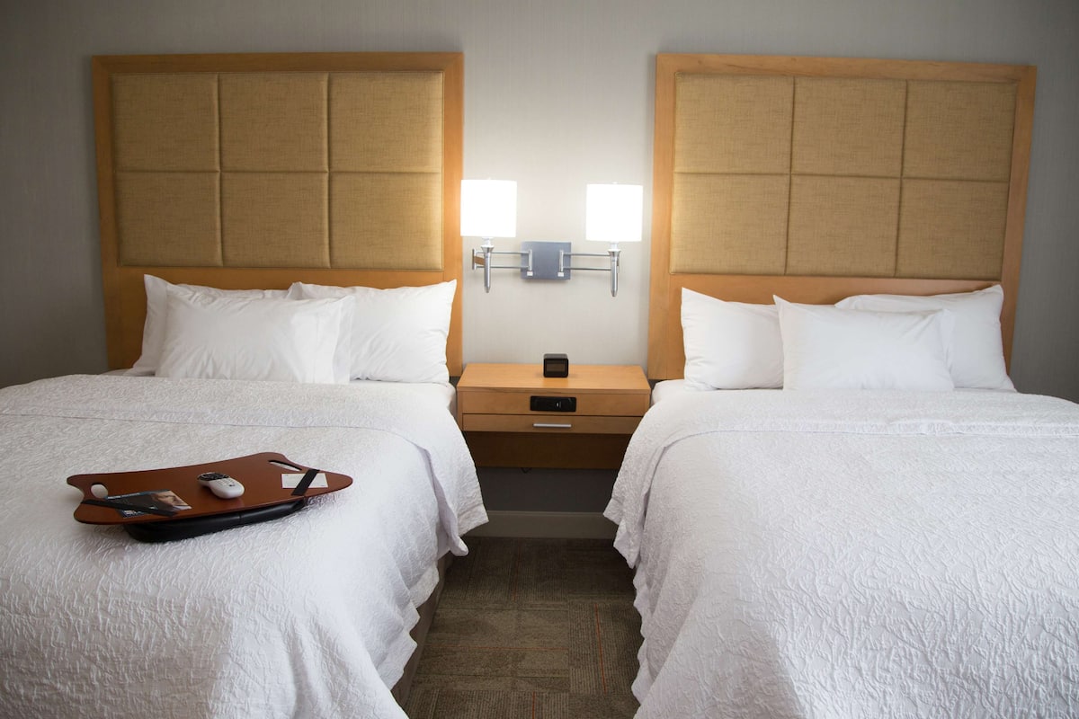 Kamer, 2 queensize bedden, niet-roken, koelkast en magnetron | Een kluis op de kamer, een laptopwerkplek, gratis extra bedden