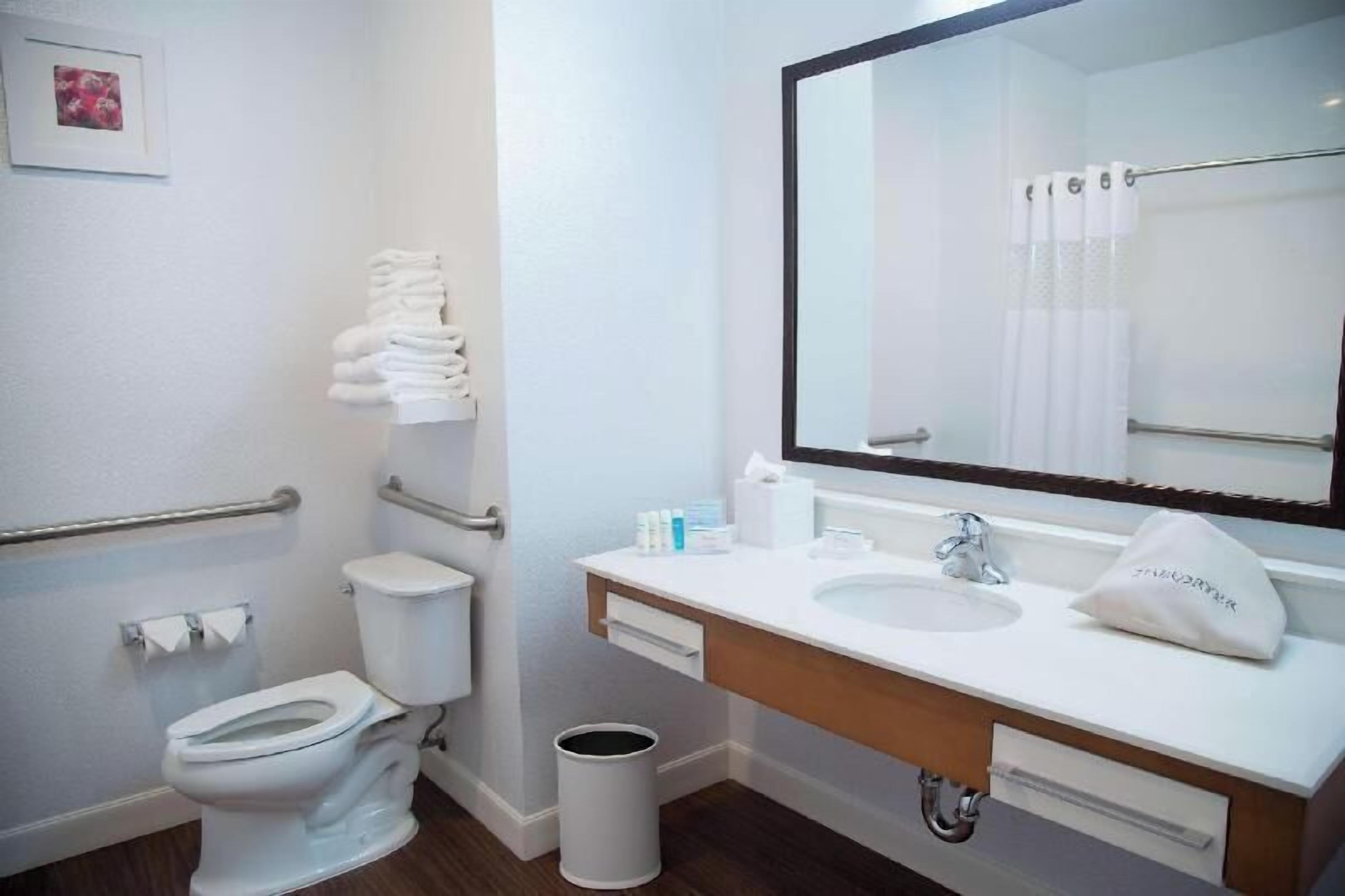 Combined shower/bathtub, free toiletries, towels