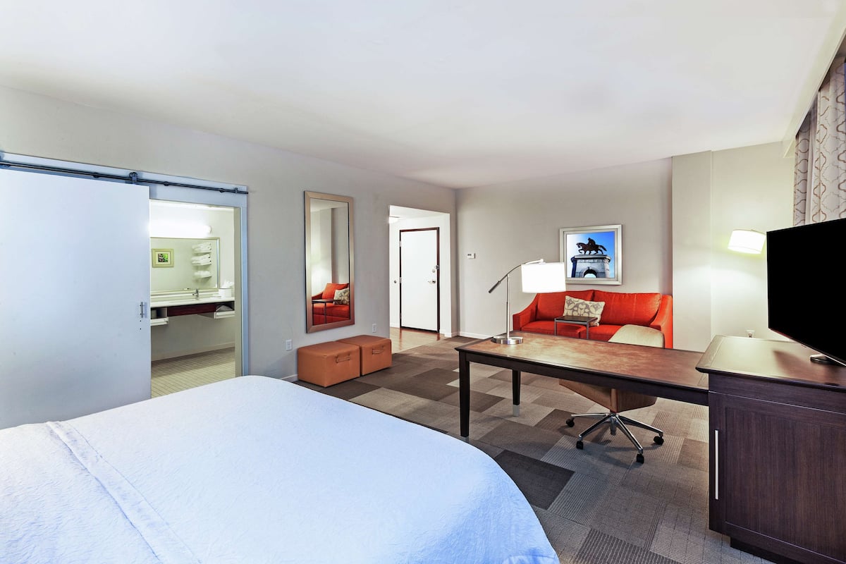 Studio, 1 King-Bett, barrierefrei (Roll-In Shower) | Wohnbereich