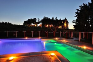 Piscine extérieure (ouverte en saison), parasols de plage