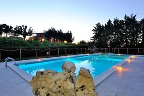 Seasonal outdoor pool, pool umbrellas, sun loungers - Agriturismo Antico Podere Siliano (Citta della Pieve)