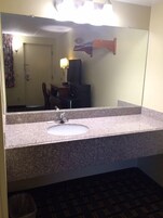 Habitación, 2 camas dobles, no fumadores | Lavabo del cuarto de baño