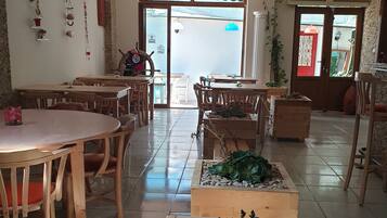 Breakfast, lunch, dinner served; seafood