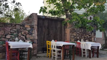 供应早餐、午餐和晚餐,海鲜