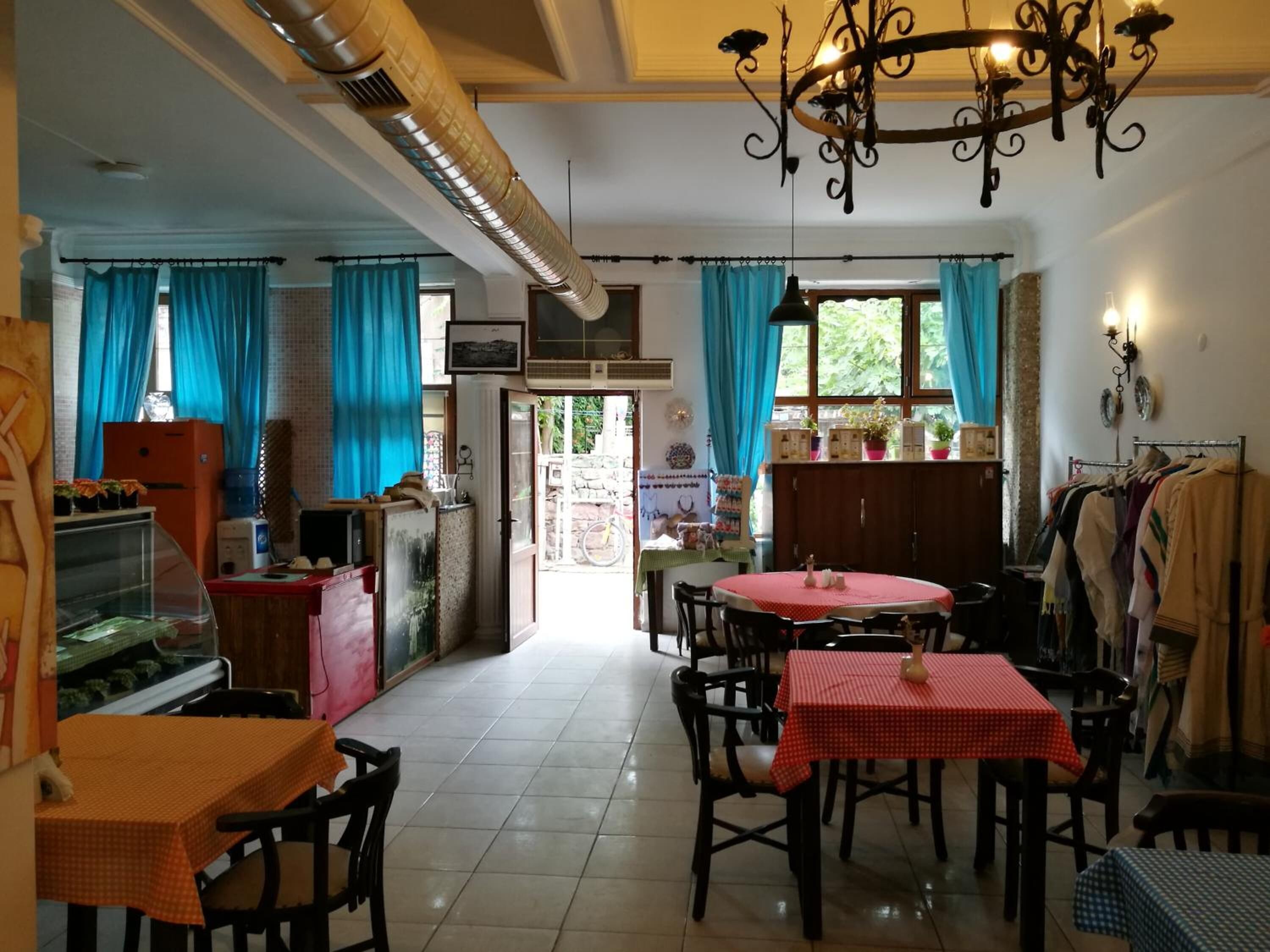 breakfast, lunch, dinner served; seafood