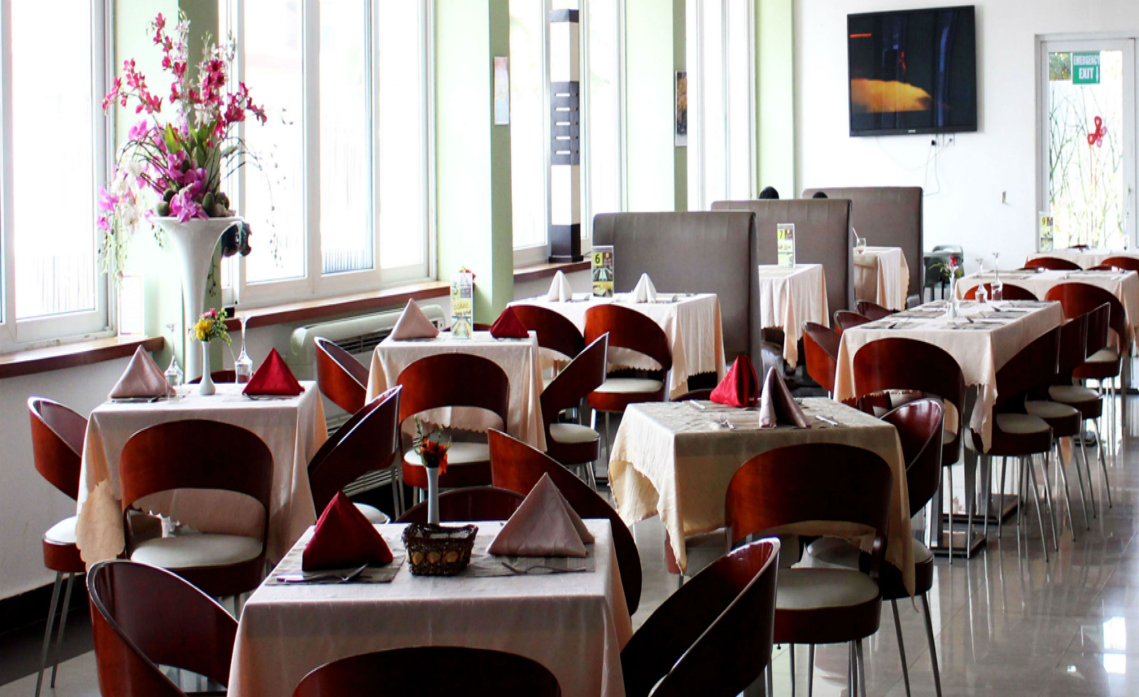 2 restaurants, breakfast, lunch, dinner served; international cuisine 