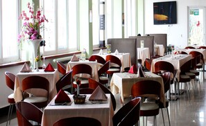 2 restaurants, spécialités Cuisine internationale