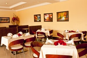 2 restaurantes; se sirven desayunos, almuerzos y cocina internacional 