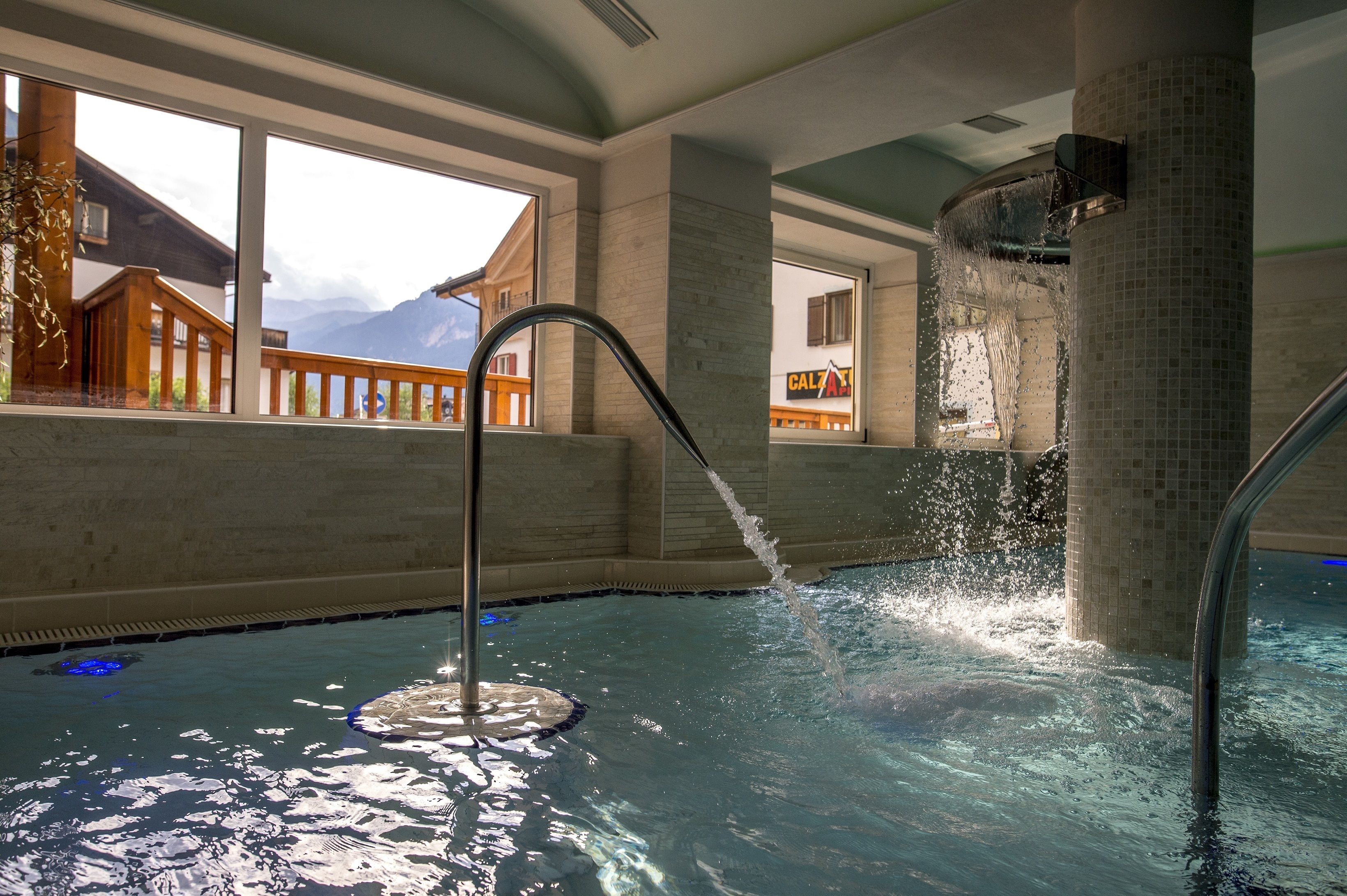 Piscine couverte, accès possible de 16 h 00 à 20 h 00, chaises longues 