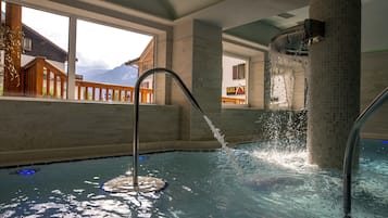 Innenpool, geöffnet von 16:00 Uhr bis 20:00 Uhr, Liegestühle