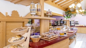 A breakfast buffet with various food items and containers. - Albergo Alla Rosa (Canazei)