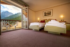 Cubrecamas, caja de seguridad en la habitación y escritorio