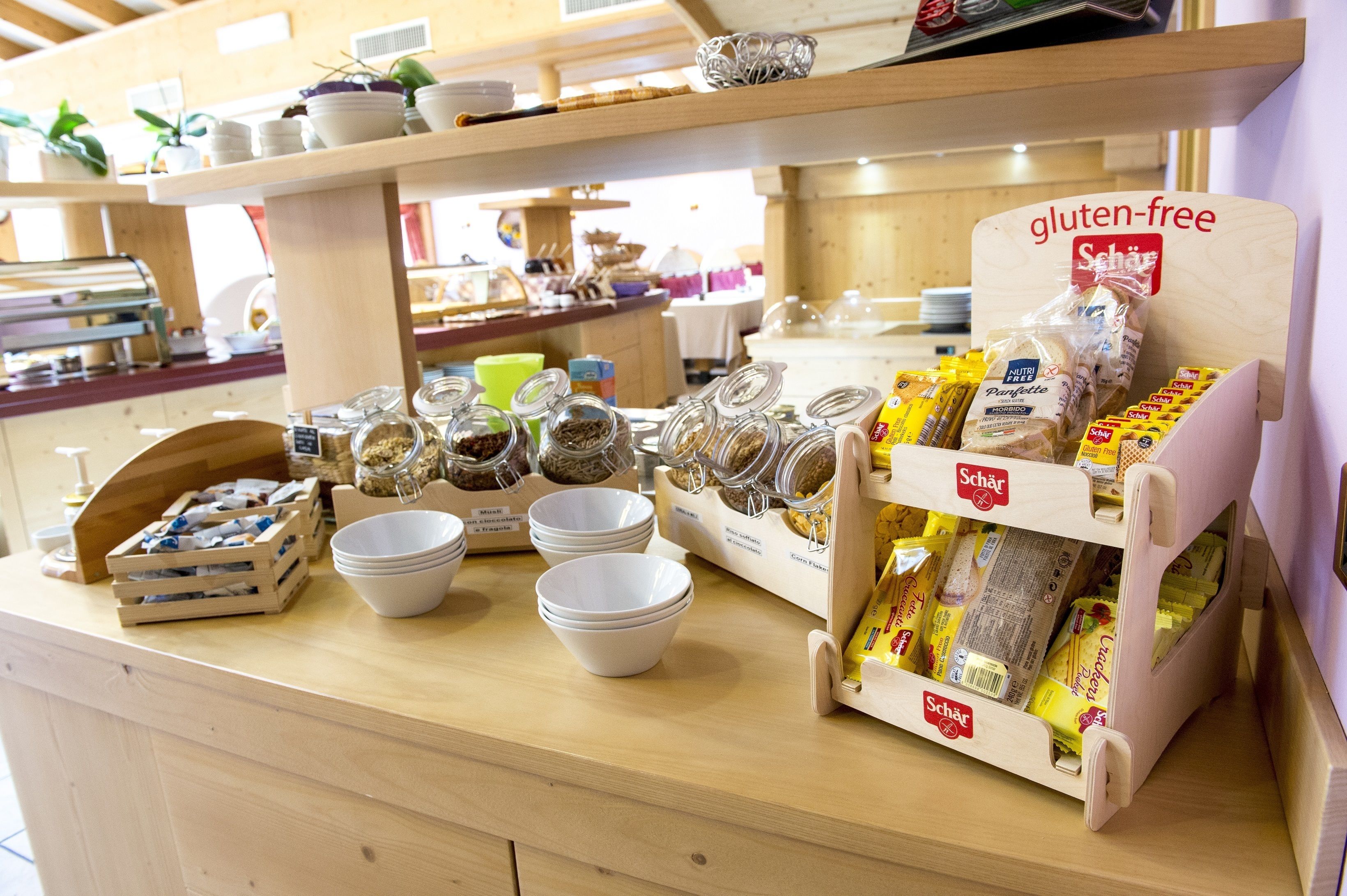 Un mostrador de buffet amb diferents plats i recipients.