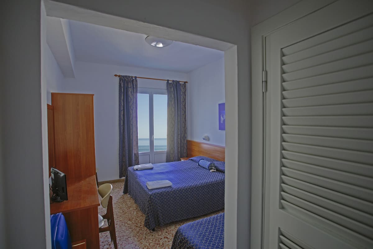 triple room, balcony, sea view | in-room safe, desk, free cots/infant beds