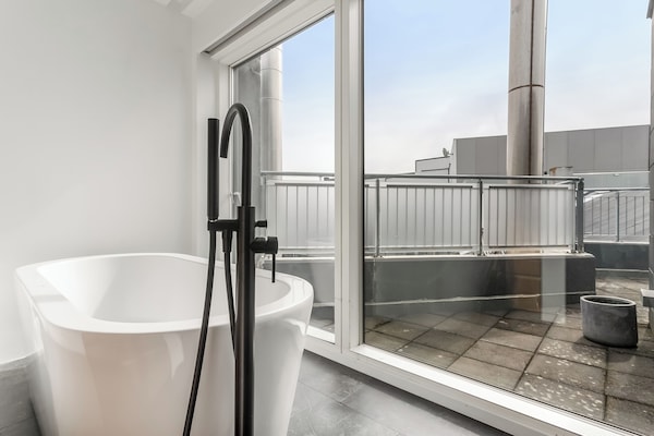 Comfort Penthouse, Balcony | Bathroom