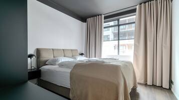 Edredones de plumas y espacio para trabajar con un portátil