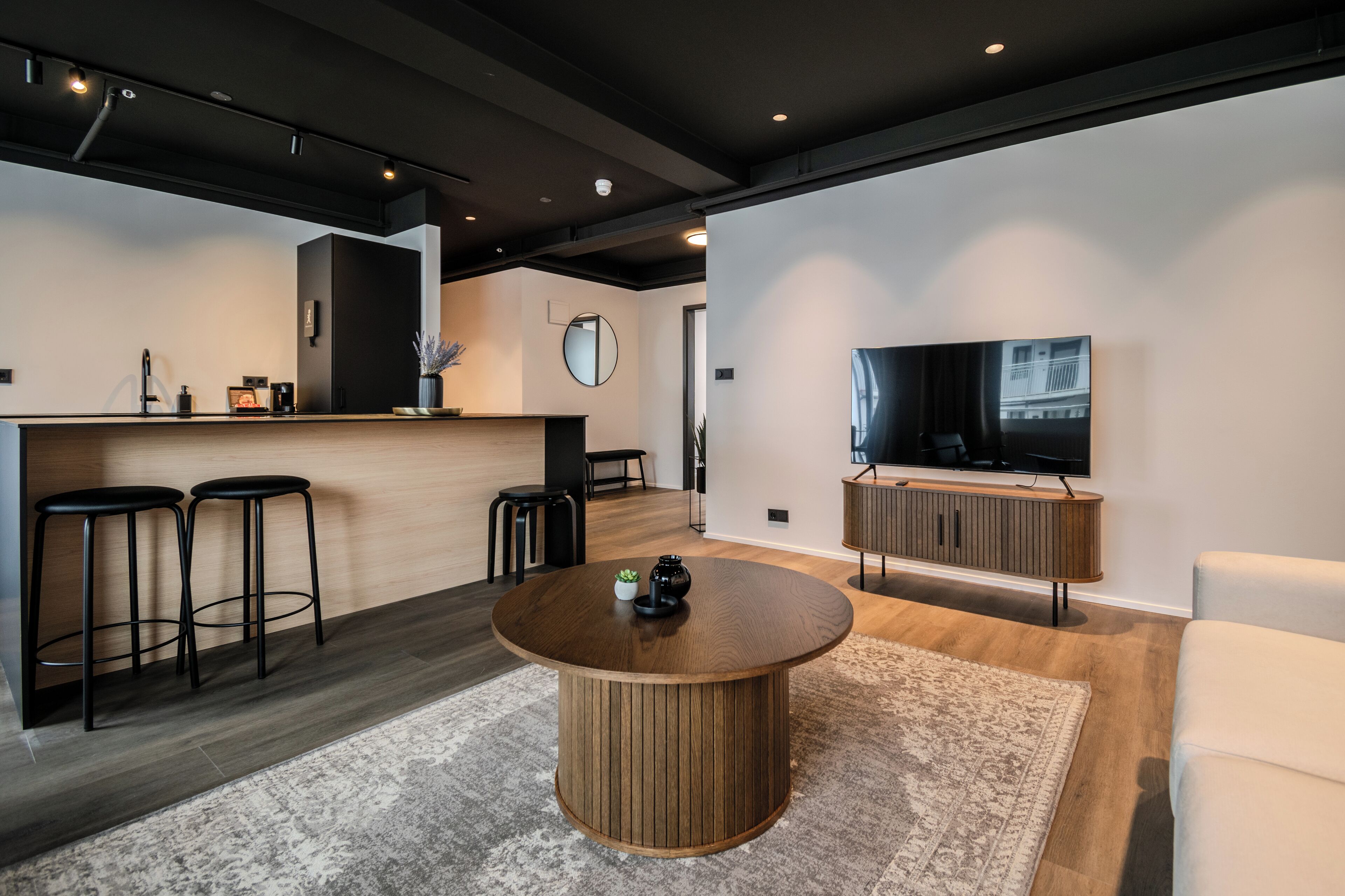 Apartamento superior, 2 habitaciones, balcón | Zona de estar | Smart TV de 55 pulgadas con canales digitales