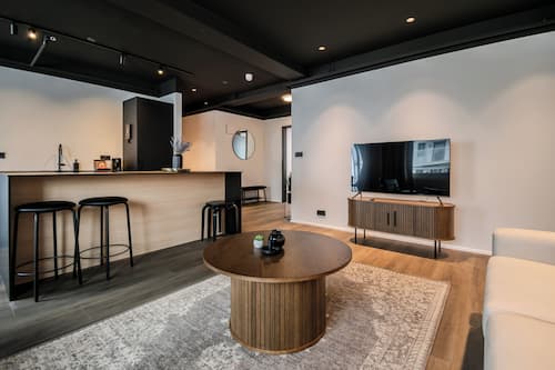 Apartamento superior, 2 habitaciones, balcón | Zona de estar | Smart TV de 55 pulgadas con canales digitales