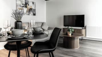 Apartamento superior, 1 habitación, balcón | Zona de estar | Smart TV de 55 pulgadas con canales digitales